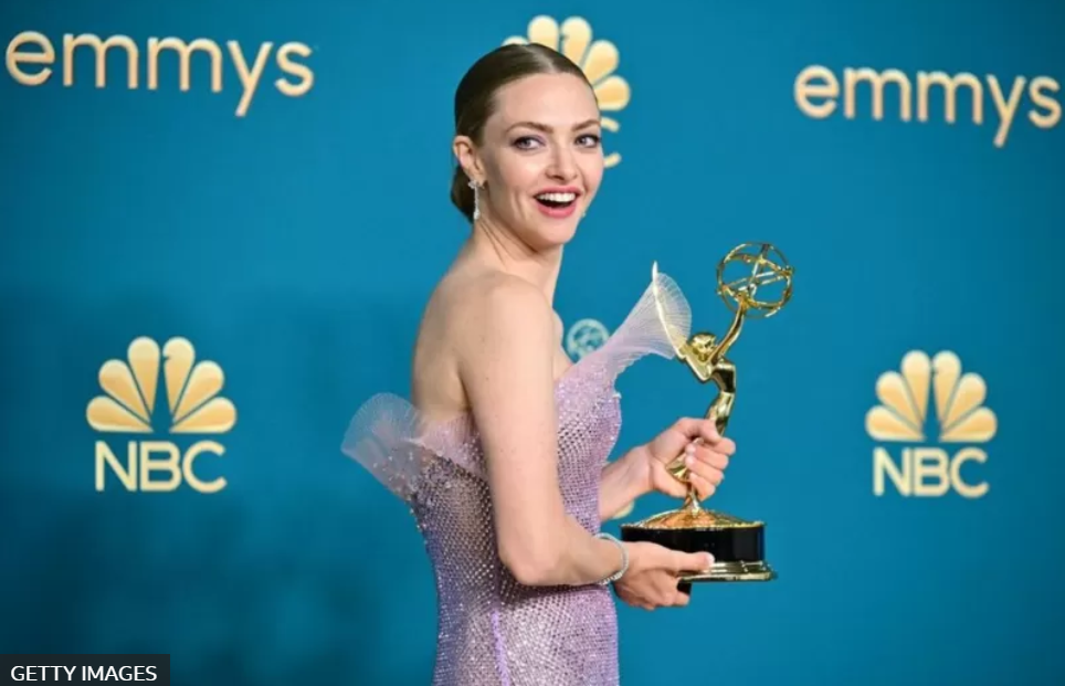 Amanda Seyfried interpreta a Elizabeth Holmes en The Dropout.