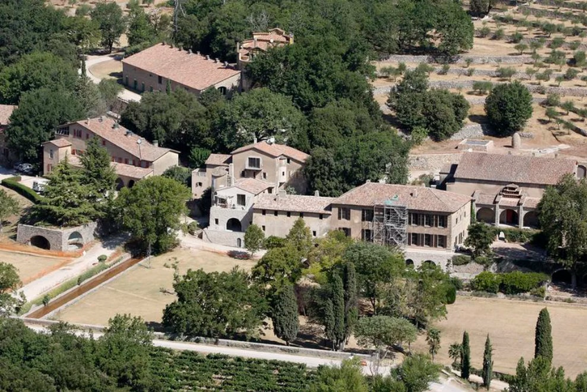Una vista aérea del Chateau Miraval del siglo XVII, la finca de 60 millones de dólares que es propiedad de los actores Brad Pitt y Angelina Jolie, se ve en el pueblo de Correns, sur de Francia (REUTERS/Philippe Laurenson/Archivo)