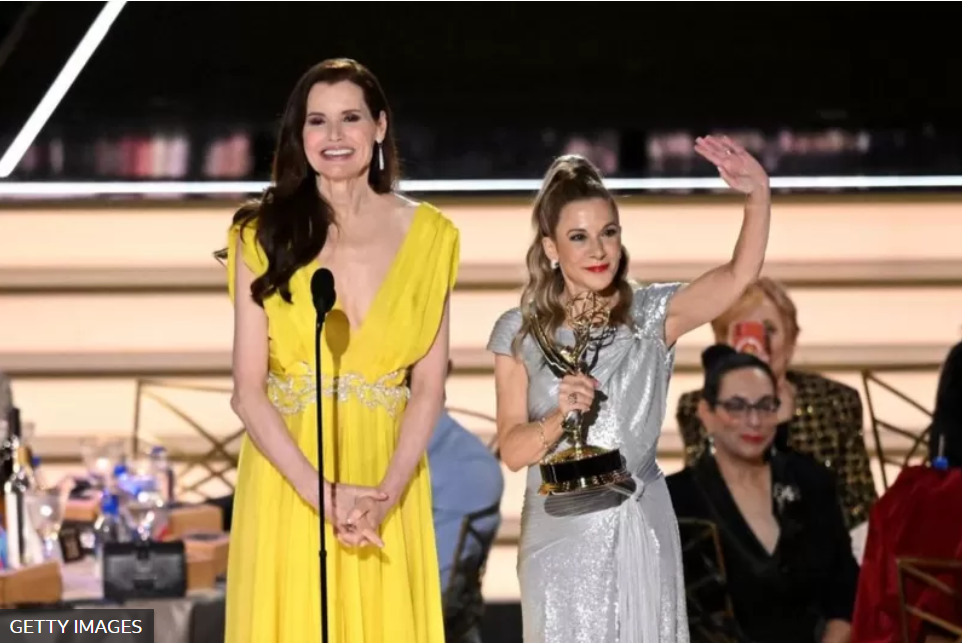 La Junta de Gobernadores de la Academia de Televisión ha decidido premiar a Geena Davis Institute on Gender in Media. En la foto, la propia Geena Davies y Madeline Di Nonno, quien sostiene la estatuilla.
