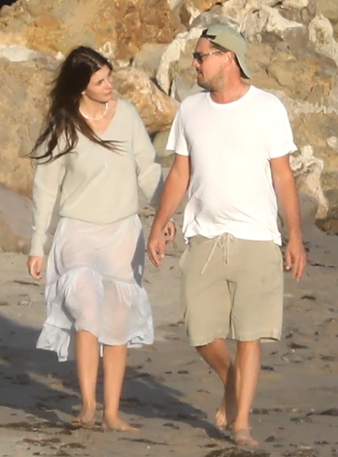 El actor Leonardo DiCaprio y su novia Camila Morrone disfrutan de un baño matutino en la playa con su familia y su cachorro en Malibú. Malibú, 16 de mayo de 2022. Foto © 2022 Backgrid/El Grupo Grosby