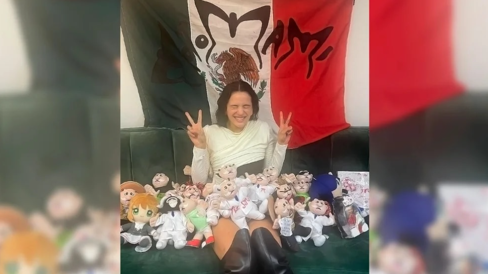 Rosalía posando con los peluches del Dr. Simi que le regalaron los fans. (Foto: Twitter Rosalía)