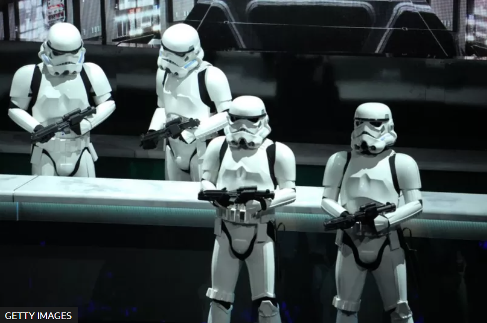 Los Stormtroopers tomaron el escenario del teatro Microsoft de Los Ángeles en un momento.
