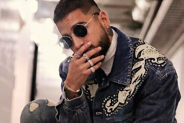Maluma, cantante, colombiano, canta, aeropuerto, Medellin, Colombia, canción, Corazón, video, viral, redes sociales, Stars World Production