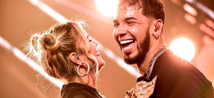 Karol G, Anuel AA, cantantes, latinos, tierno, romántico, video, Dices que te vas, tema, canción, hit, éxito, redes sociales, Instagram, romance, amor, música, Stars World Production