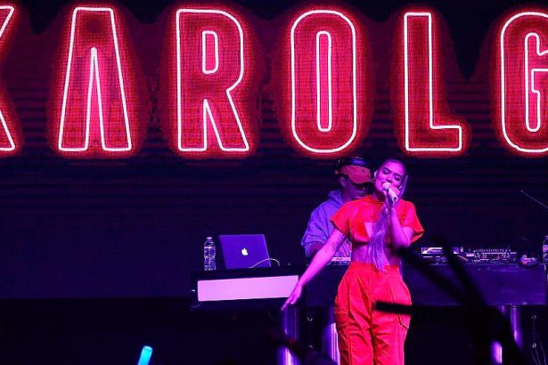 Karol G, cantante, colombiana, Colombia, triunfa, continente, Africano, cantando, español, música, Stars World Production