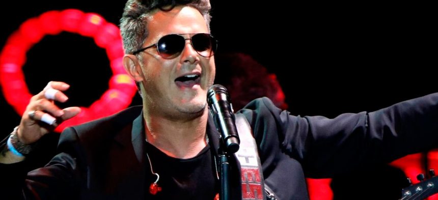 Alejandro Sanz, cantante, español, hace, vibrar, fans, escenario, presentación, show, New York, EE.UU., temas, canciones, single, viral, hit, éxito, musical, evento, música, Stars World Production