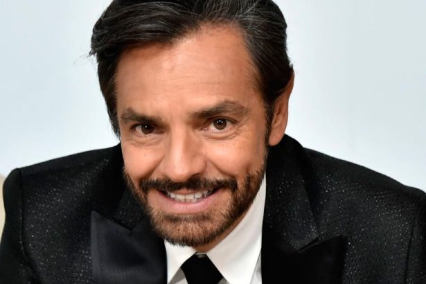 Eugenio Derbez, actor, mexicano, México, conductor, presentador, Latin AMAs, evento, musical, Reggaeton Feminista, lanza, cantante, canta, lanzar, estrenar, video, videoclip, canción, new single, nuevo tema, nueva canción, tema, canción, single, new, nuevo, nueva, éxito, hit, viral, redes sociales, Instagram, video, videoclip, Youtube, música, Stars World Production