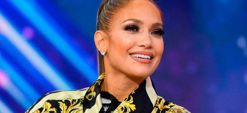 Jennifer López, JLo, lanza, Baila Conmigo, cantante, latina, La diva del Bronx, lanzar, estrenar, video, videoclip, canción, new single, nuevo tema, nueva canción, tema, canción, single, new, nuevo, nueva, éxito, hit, viral, redes sociales, Instagram, video, videoclip, Youtube, música, Stars World Production