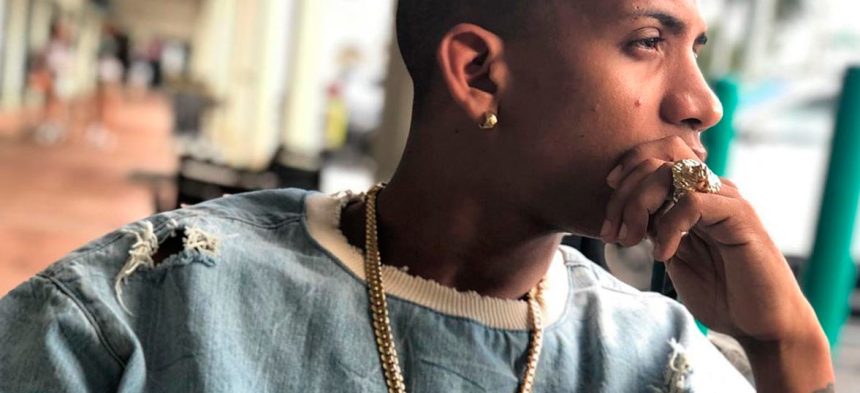 El Uniko, cantante, cubano, Cuba, latino, lanza, Y sentí, lanzar, estrenar, video, videoclip, canción, new single, nuevo tema, nueva canción, tema, canción, single, new, nuevo, nueva, éxito, hit, viral, redes sociales, Instagram, video, videoclip, Youtube, música, Stars World Production