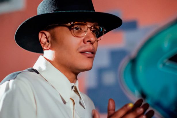 Darell, cantante, lanza, primer, disco, producción, musical, lanzar, estrenar, video, videoclip, canción, new single, nuevo tema, nueva canción, tema, canción, single, new, nuevo, nueva, éxito, hit, viral, redes sociales, Instagram, video, videoclip, Youtube, música, Stars World Production