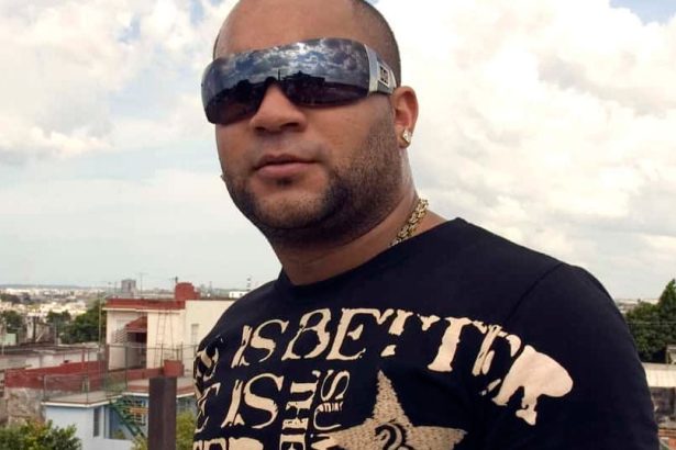 Insurrecto, cantante, latino, lanza, La Bariyense, lanzar, estrenar, video, videoclip, canción, new single, nuevo tema, nueva canción, tema, canción, single, new, nuevo, nueva, éxito, hit, viral, redes sociales, Instagram, video, videoclip, Youtube, música, Stars World Production