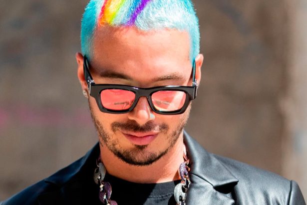 J Balvin, cantante, colombiano, Colombia, muestra, latino, portada, imagen, nuevo disco, nuevo, disco, new, flores, flor, Colores, lanza, Rojo, lanzar, estrenar, video, videoclip, canción, new single, nuevo tema, nueva canción, tema, canción, single, new, nuevo, nueva, éxito, hit, viral, redes sociales, Instagram, video, videoclip, Youtube, música, Stars World Production