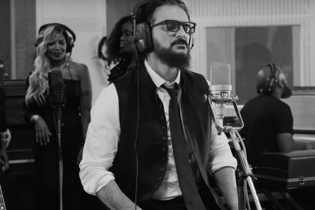 Ricardo Arjona, cantante, balada, romántico, Blanco, latino, virtual, estreno, lanzar, estrenar, video, videoclip, canción, new single, nuevo tema, nueva canción, tema, canción, single, new, nuevo, nueva, éxito, hit, viral, redes sociales, Instagram, video, videoclip, Youtube, música, Stars World Production