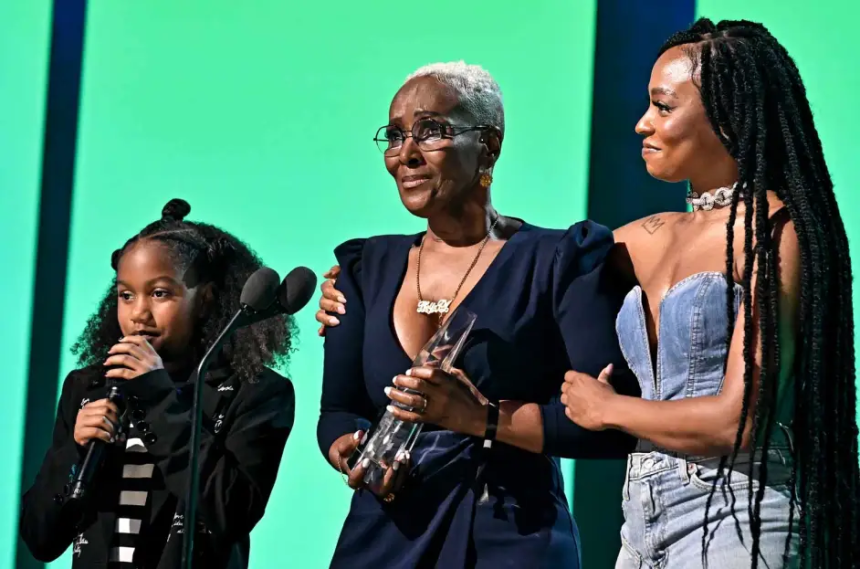 Saba Perea, Nelfa y Goyo durante la gala de Billboard Mujeres Latinas en la Música