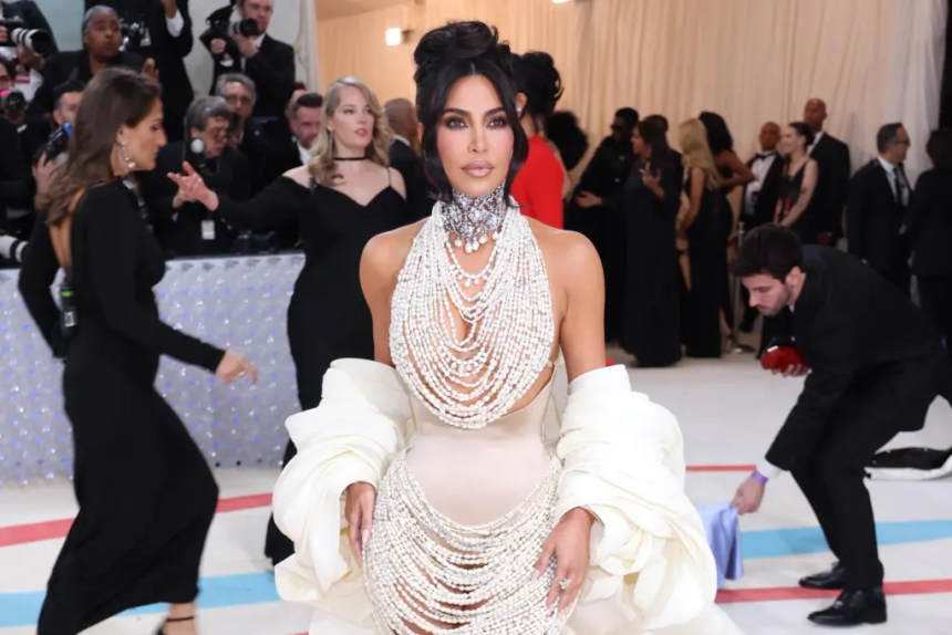 La celebridad estadounidense Kim Kardashian llega a la alfombra roja para la Met Gala 2023