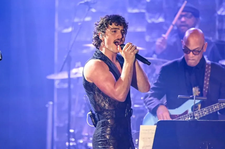 Benson Boone en la gala previa a los Grammy de Clive Davis y la Academia de la Grabación en el Beverly Hilton el 1 de febrero de 2025, en Los Ángeles. Gilbert Flores