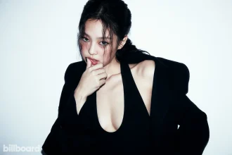 Jennie fotografiada por Songyi Yoon el 25 de octubre de 2024 en Seúl. Estilismo: Park Min Hee. Peinado: Gabe Sin. Maquillaje: Lee Sol. Dirección creativa: Woo Lee. Abrigo de Alexander McQueen y top de David Koma.