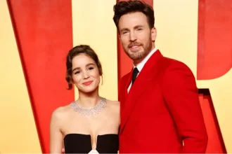 Alba Baptista y Chris Evans