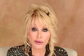 Dolly Parton en los premios Peabody (2022)