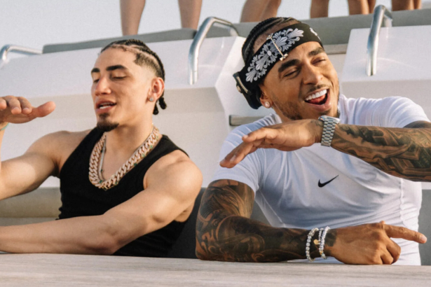 Ozuna y Omar Courtz en el video oficial de ZIZI