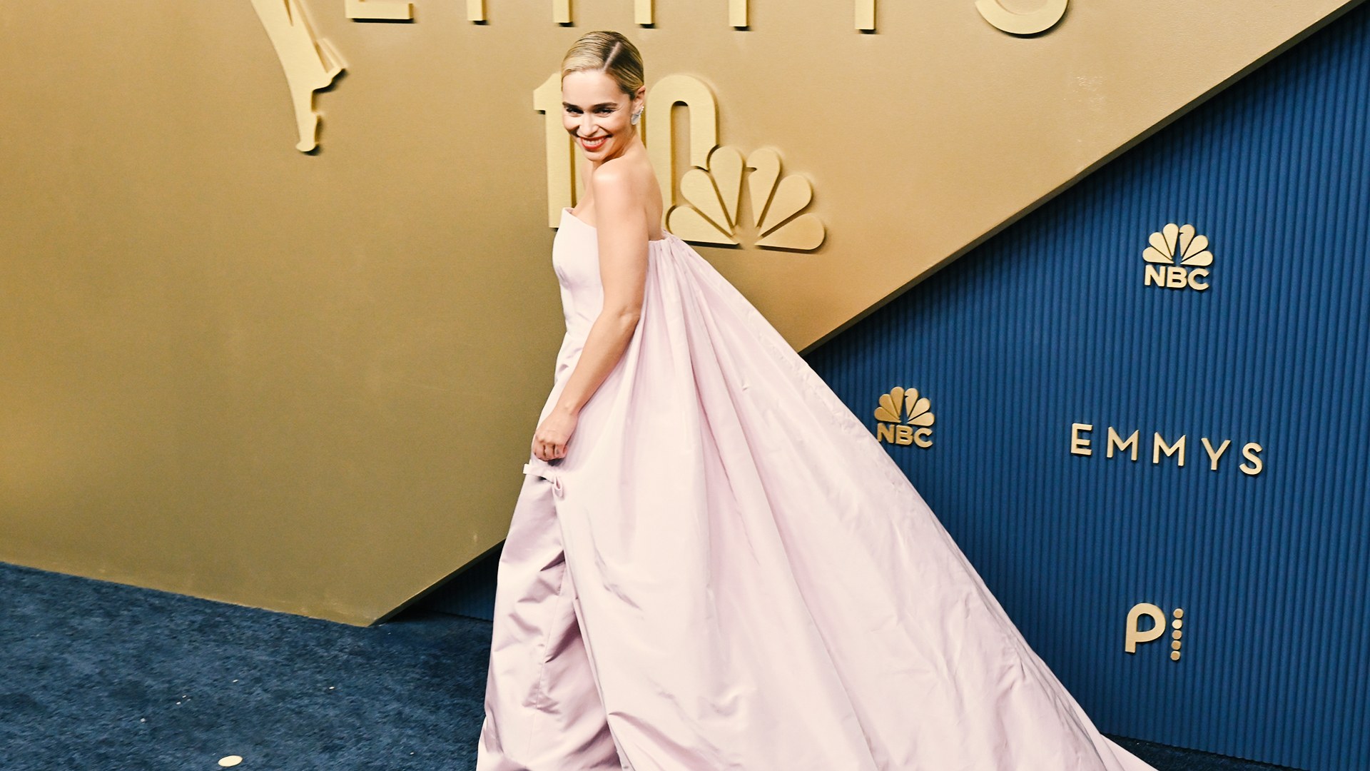 Emilia Clarke en la alfombra roja de los Premios Emmy 2026