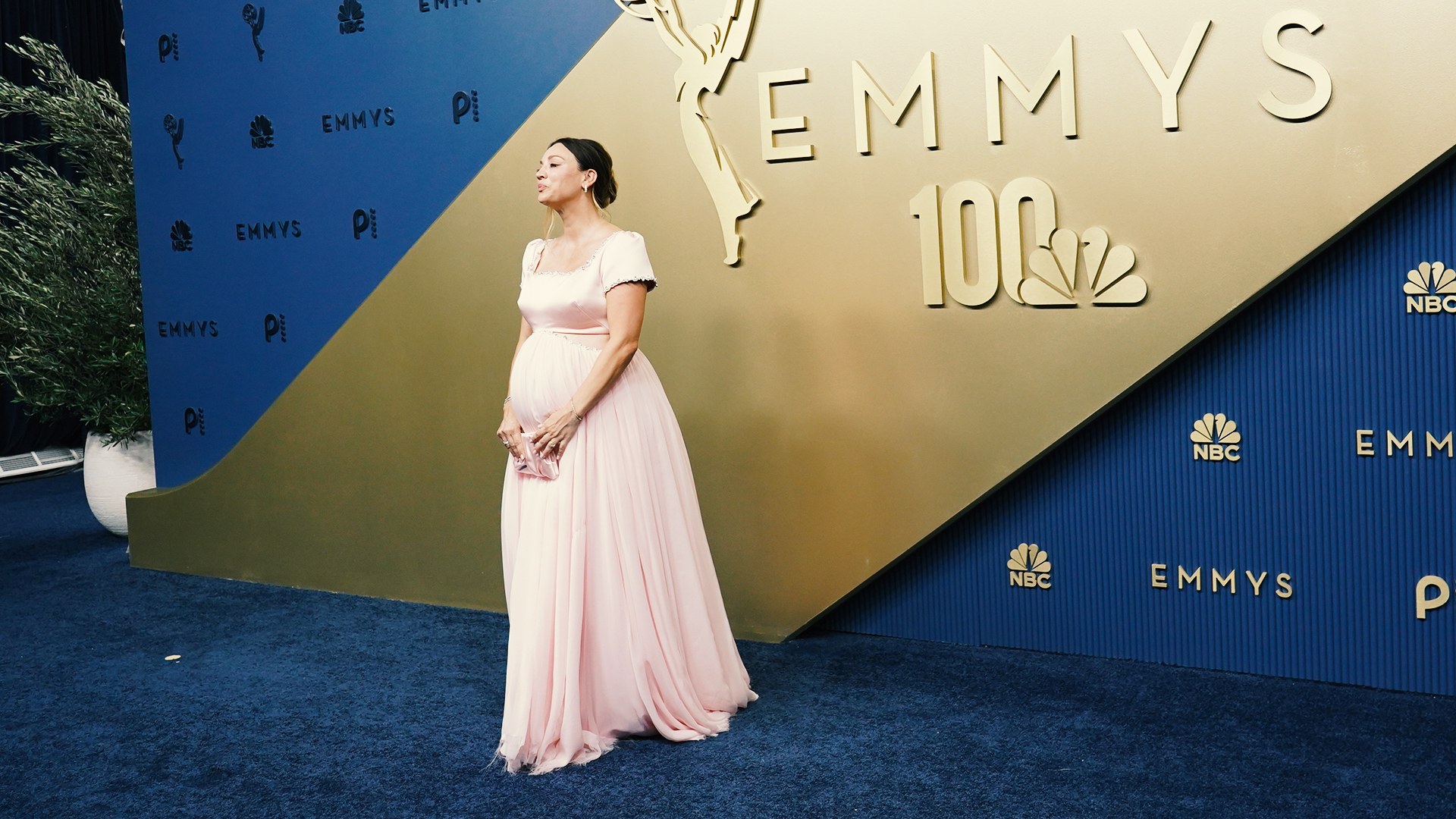 Kaley Cuoco en la alfombra roja de los Premios Emmy 2026