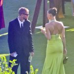 Justin y Hailey Bieber conversan durante la boda de Finneas O'Connell y Claudia Sulewski