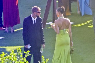 Justin y Hailey Bieber conversan durante la boda de Finneas O'Connell y Claudia Sulewski