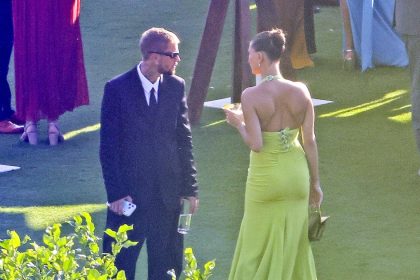 Justin y Hailey Bieber conversan durante la boda de Finneas O'Connell y Claudia Sulewski