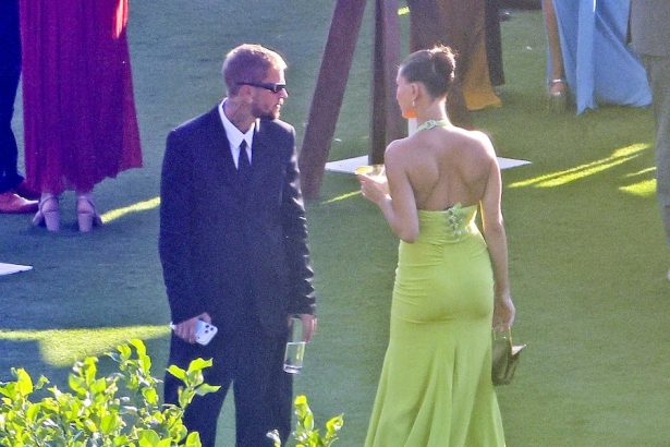 Justin y Hailey Bieber conversan durante la boda de Finneas O'Connell y Claudia Sulewski