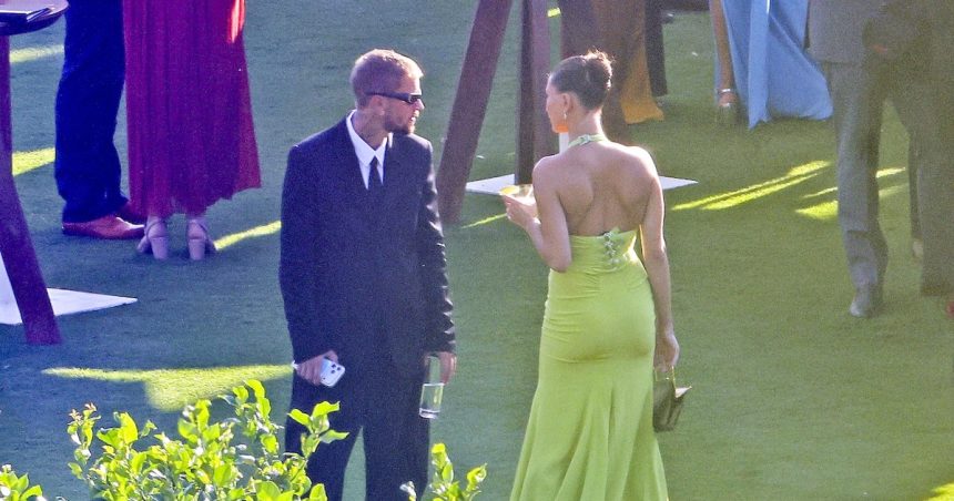 Justin y Hailey Bieber conversan durante la boda de Finneas O'Connell y Claudia Sulewski