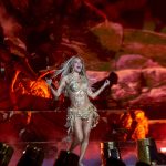 Karol G en el escenario durante su gira Viajando Por El Mundo Tropitour.