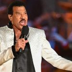 Lionel Richie durante una presentación en vivo