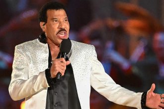 Lionel Richie durante una presentación en vivo