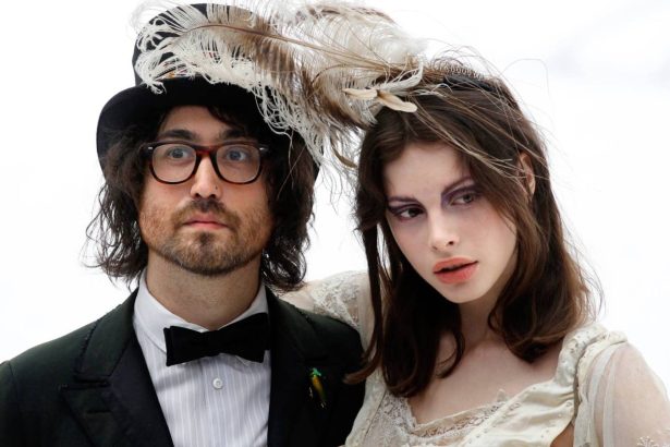 Sean Ono Lennon y Charlotte Kemp Muhl presentan a su hijo Aurelius