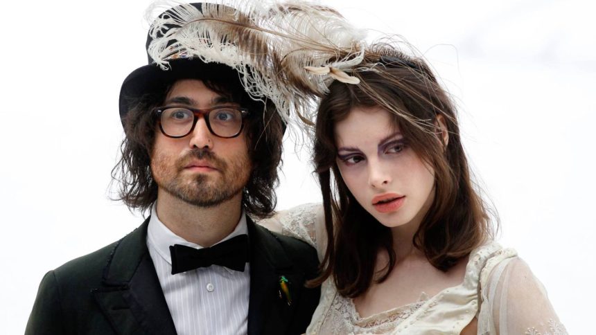 Sean Ono Lennon y Charlotte Kemp Muhl presentan a su hijo Aurelius