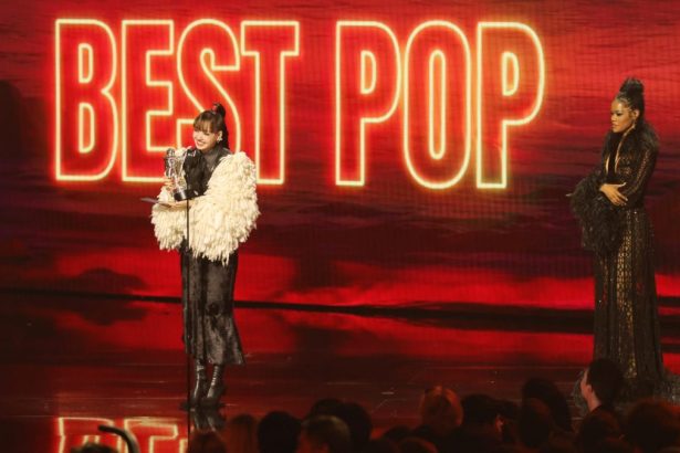 LISA recibe el premio Best Pop en los VMAs 2026
