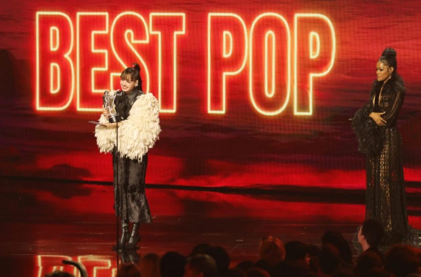 LISA recibe el premio Best Pop en los VMAs 2026