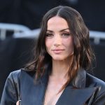 Ana de Armas con maquillaje en tonos melocotón en el desfile de Louis Vuitton en París