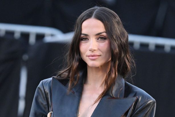 Ana de Armas con maquillaje en tonos melocotón en el desfile de Louis Vuitton en París
