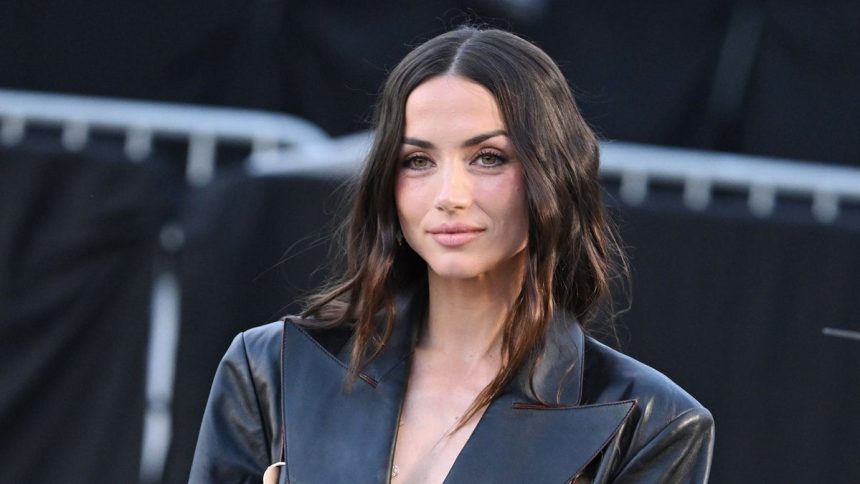 Ana de Armas con maquillaje en tonos melocotón en el desfile de Louis Vuitton en París