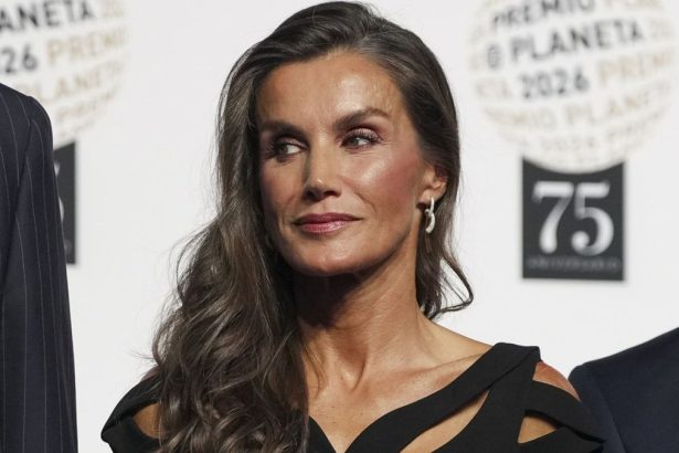 El diseñador español analizó el look que la reina lució en los Premios Planeta 2
