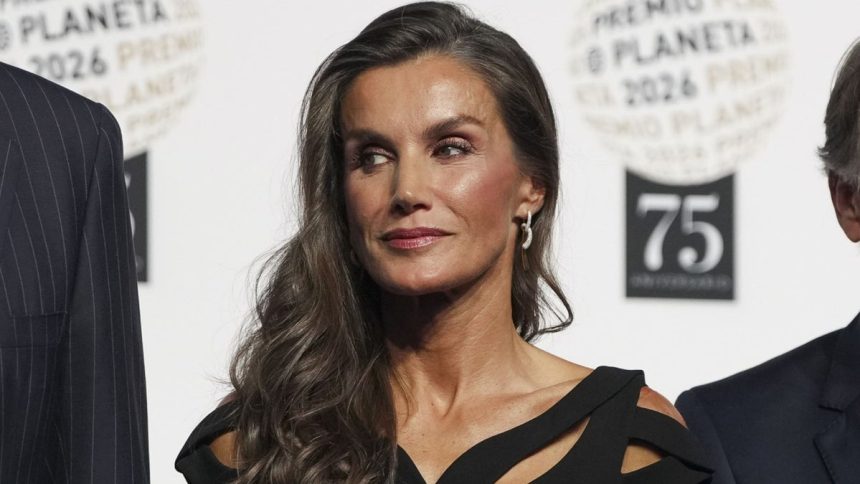El diseñador español analizó el look que la reina lució en los Premios Planeta 2