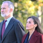 La reina Letizia con abrigo burdeos oversized durante su visita a Finlandia