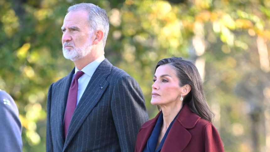 La reina Letizia con abrigo burdeos oversized durante su visita a Finlandia