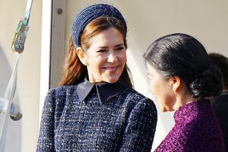 Mary de Dinamarca recibe al presidente de Vietnam con un 'tweed' azul y la diadema de las grandes oc